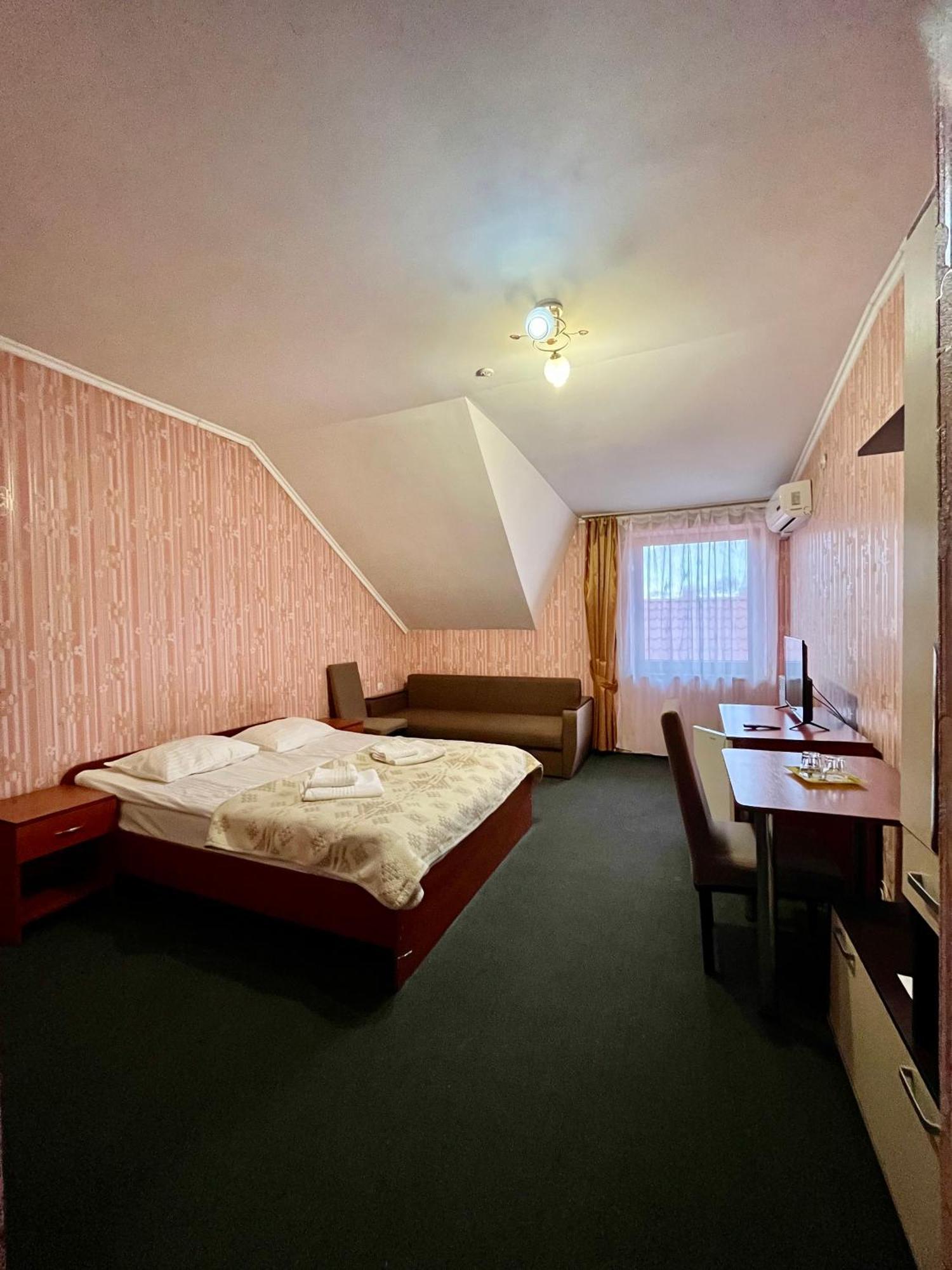 Domino Hotel Berehove  Exterior photo